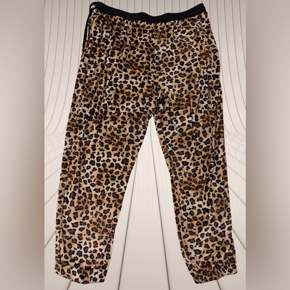 Secret Treasures Cozy Luxe Leopard Print Velour Pajama Set Sweatshirt & Joggers - Picture 8 of 10